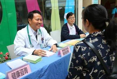 世界脑卒中日:淮安市一院开展义诊活动
